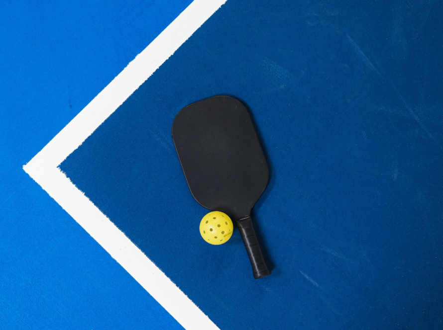 How do I call the score correctly before serving in doubles?