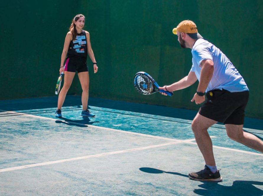 expert guide to what shoes for pickleball